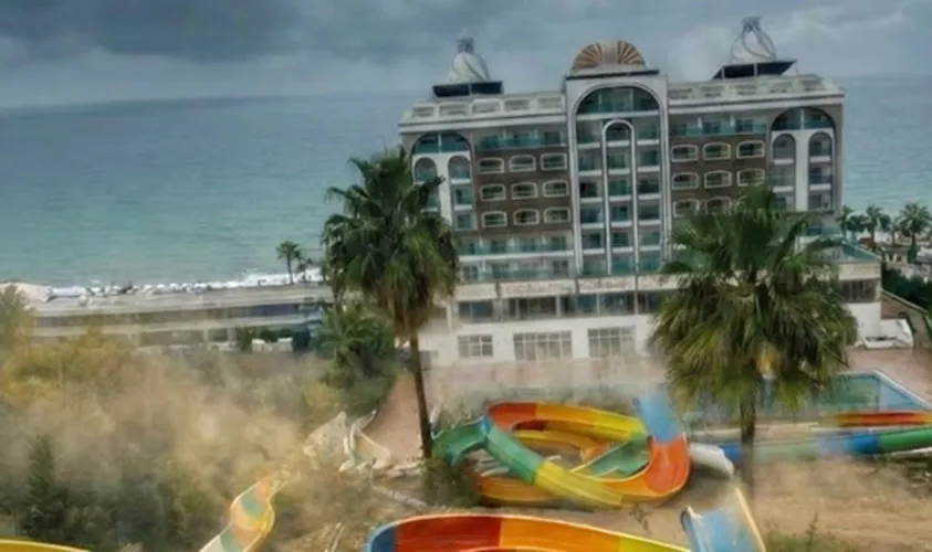 Alanya’daki Ruhsatsız Otelde Yıkım Çalışmaları Başladı