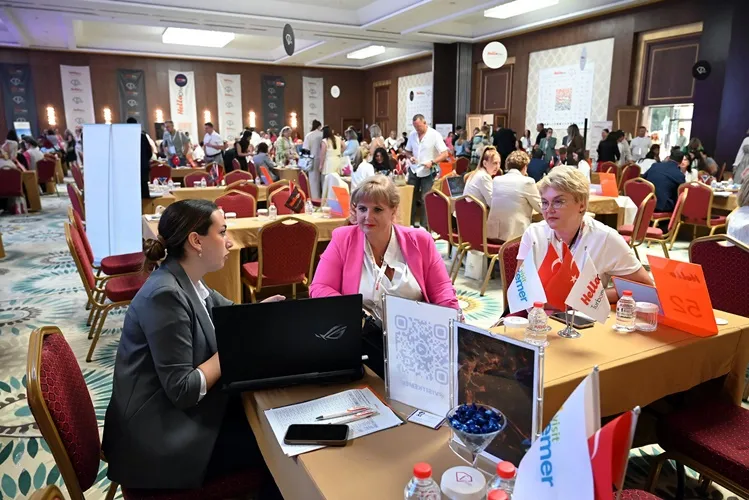 Kemer’deki Forumda Acente Yetkilileriyle Otel Temsilcileri Bir Araya Geldi